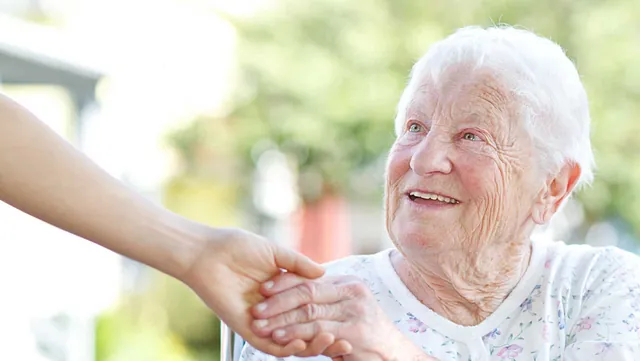 Alte Frau gibt Hand